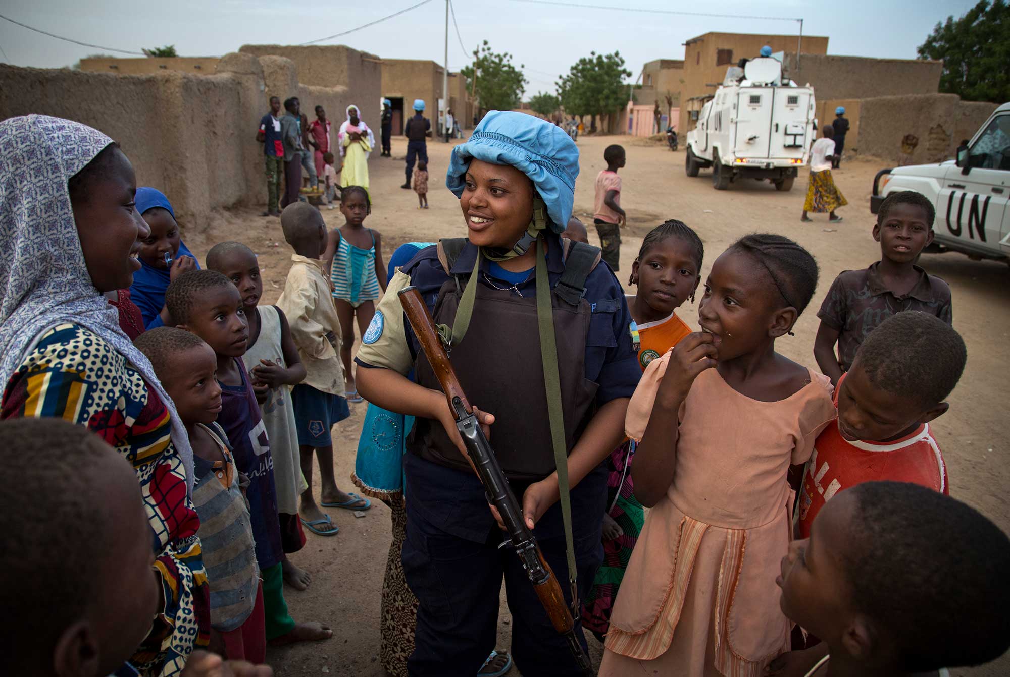 MINUSMA FPU Officers from Rwanda speak to the population as they patrol the streets of Gao, North of Mali. Photo: UN Peacekeeping