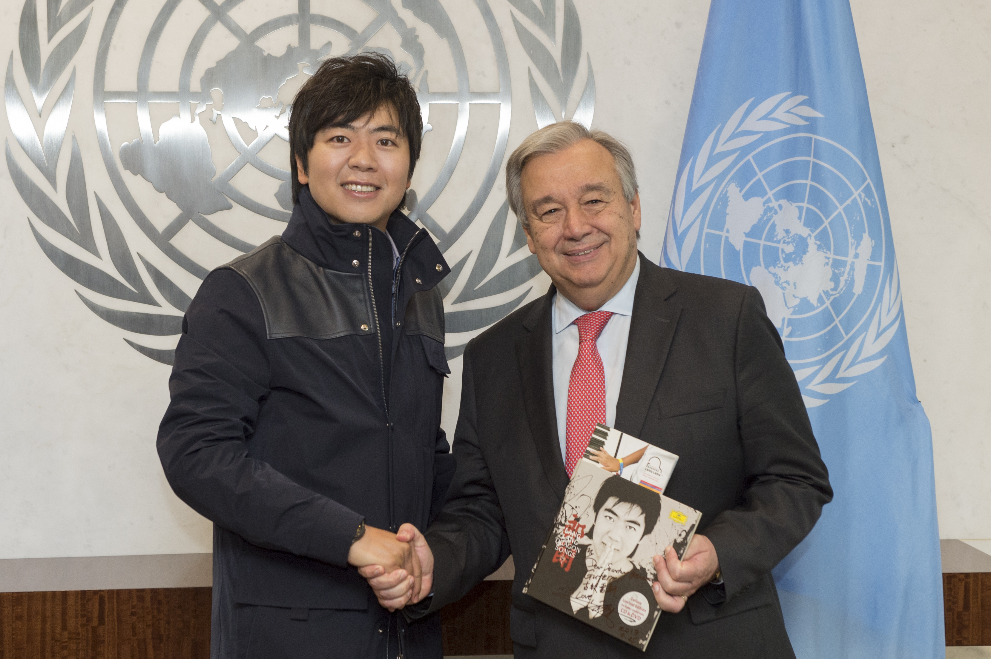 Secretary-General Antnio Guterres meets with UN Messenger of Peace and pianist Lang Lang. 25 July 2017/UN Photo/Eskinder Debebe