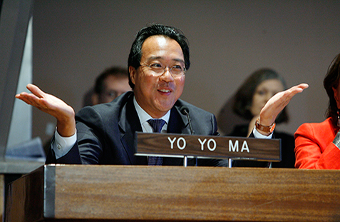 Yo-Yo Ma speaks at the student observance of the 2006 International Day of Peace, at 51Թ Headquarters in New York. UN Photo/Marco Castro