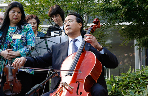 Yo-Yo Ma performs for the observance of the International Day of Peace at 51Թ Headquarters in New York. UN Photo/Marco Castro