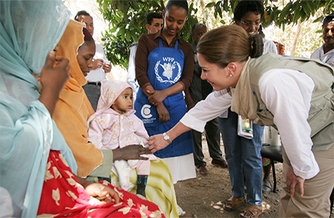 Princess Haya on a visit to Ethiopia at a World Food Programme food distribution center for HIV/AIDS affected beneficiaries. WFP/Boris Heger