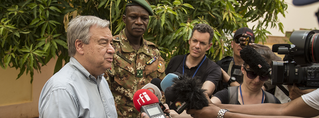 Le Secrtaire gnral Antnio Guterres s'entretenant avec des journalistes au Mali 