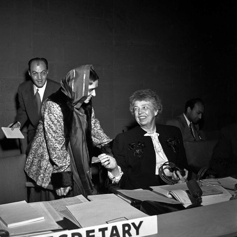 La Sra. Eleanor Roosevelt, sentada a la derecha hablando con la Sra. Hansa Mehta, que est a su lado.