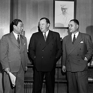 El Secretario General Trygve Lie a la izquierda, Victor Chi-Tsai Hoo en el centro, Ralph Bunche a la derecha, en una foto histrica de la ONU.