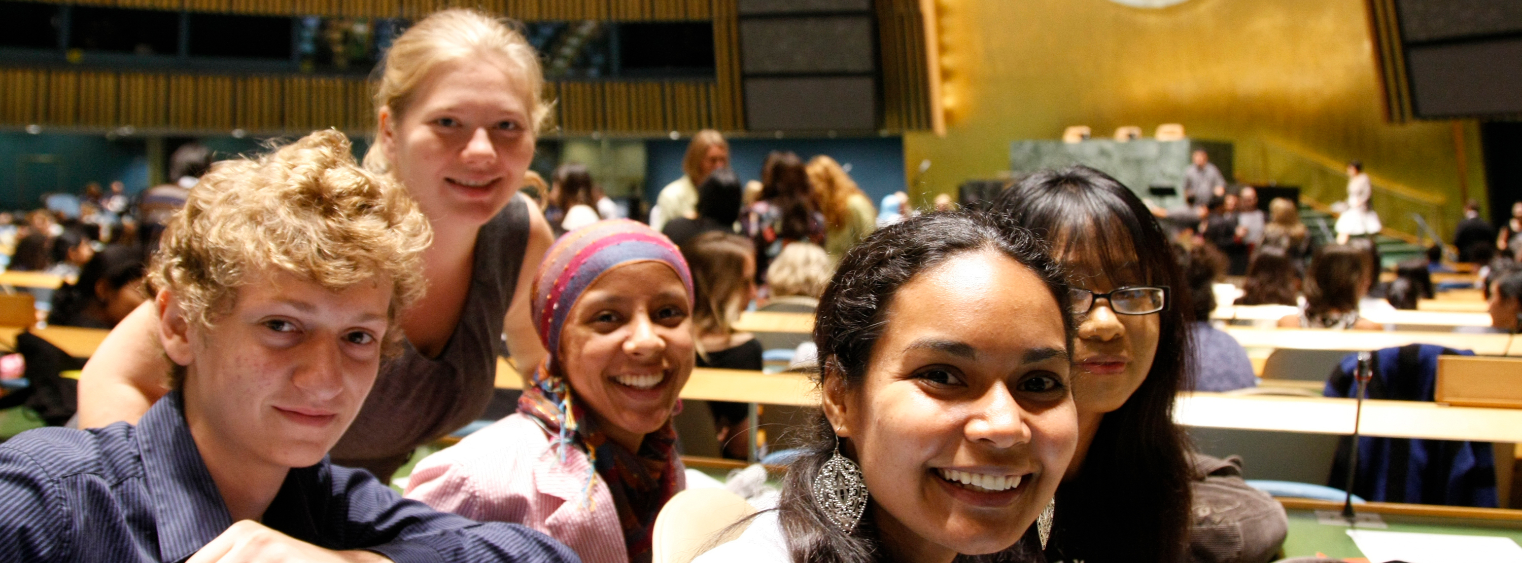 Un grupo de jvenes sonre desde el interior del Saln de la Asamblea General.