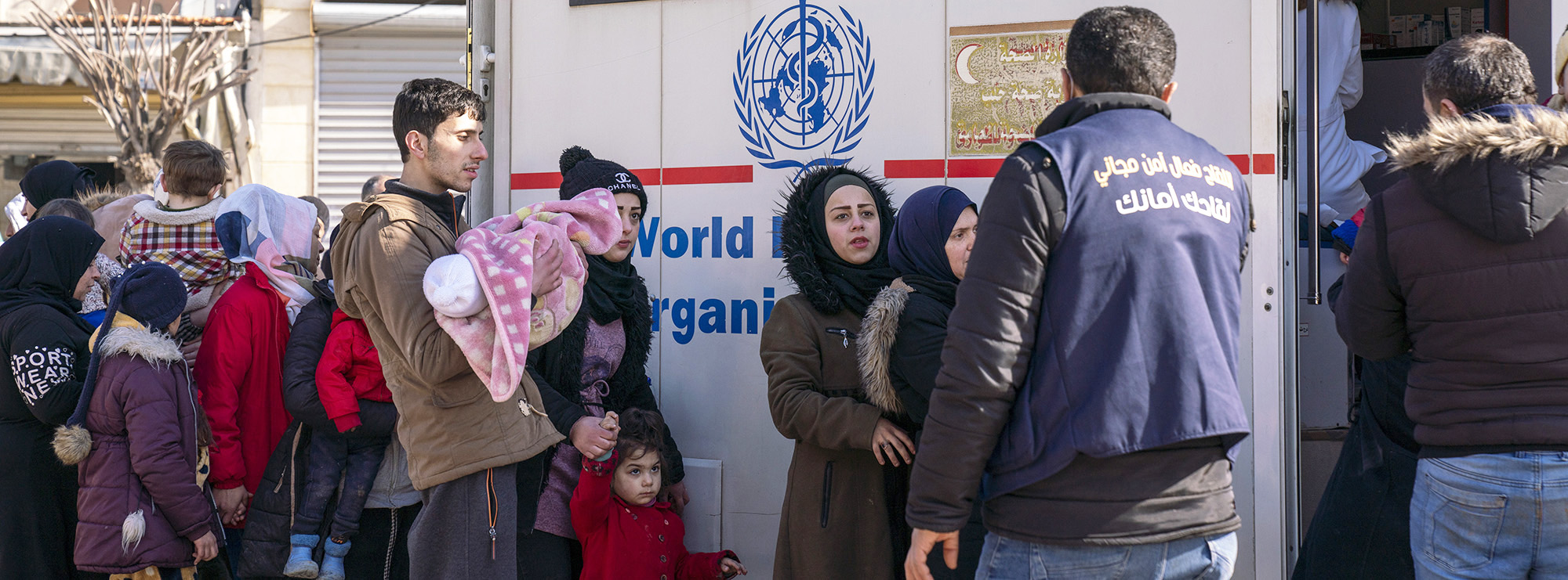 Des Syriens devant une clinique mobile de l'OMS
