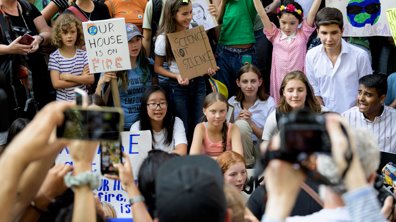 Greta Thunberg entoure de militants pour l'action climatique