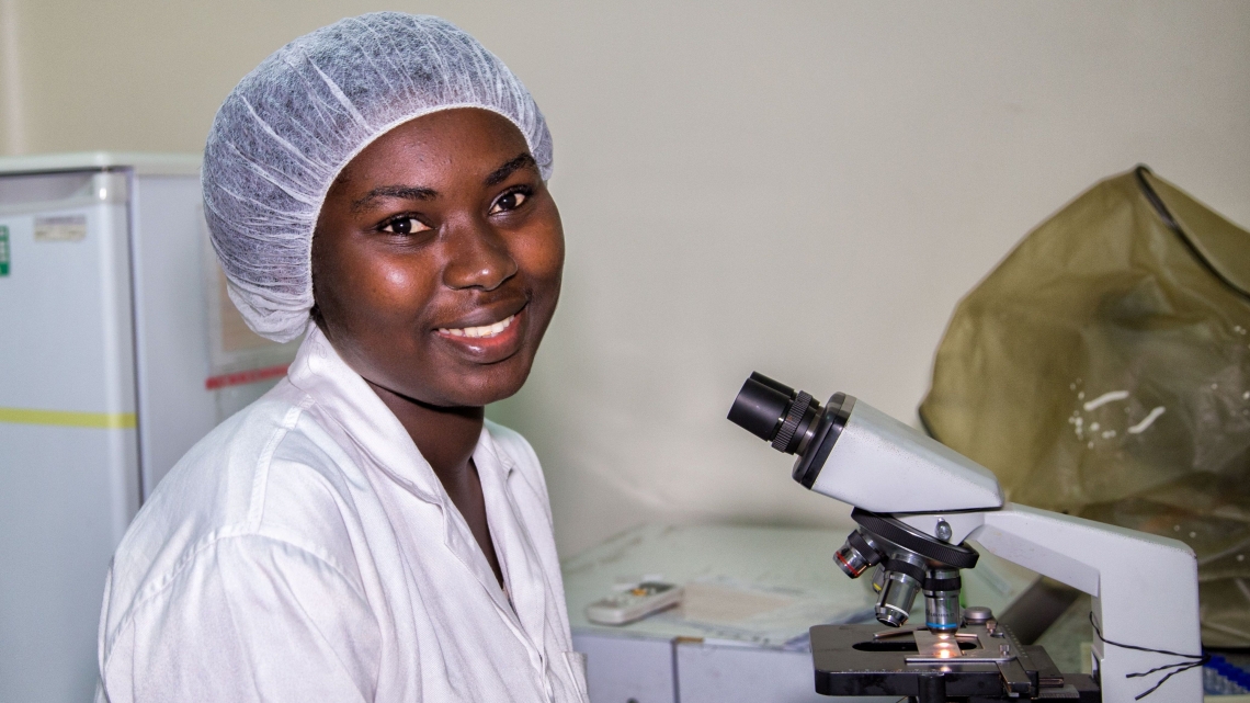  A female staff member working in a laboratory in C?te dIvoire.  