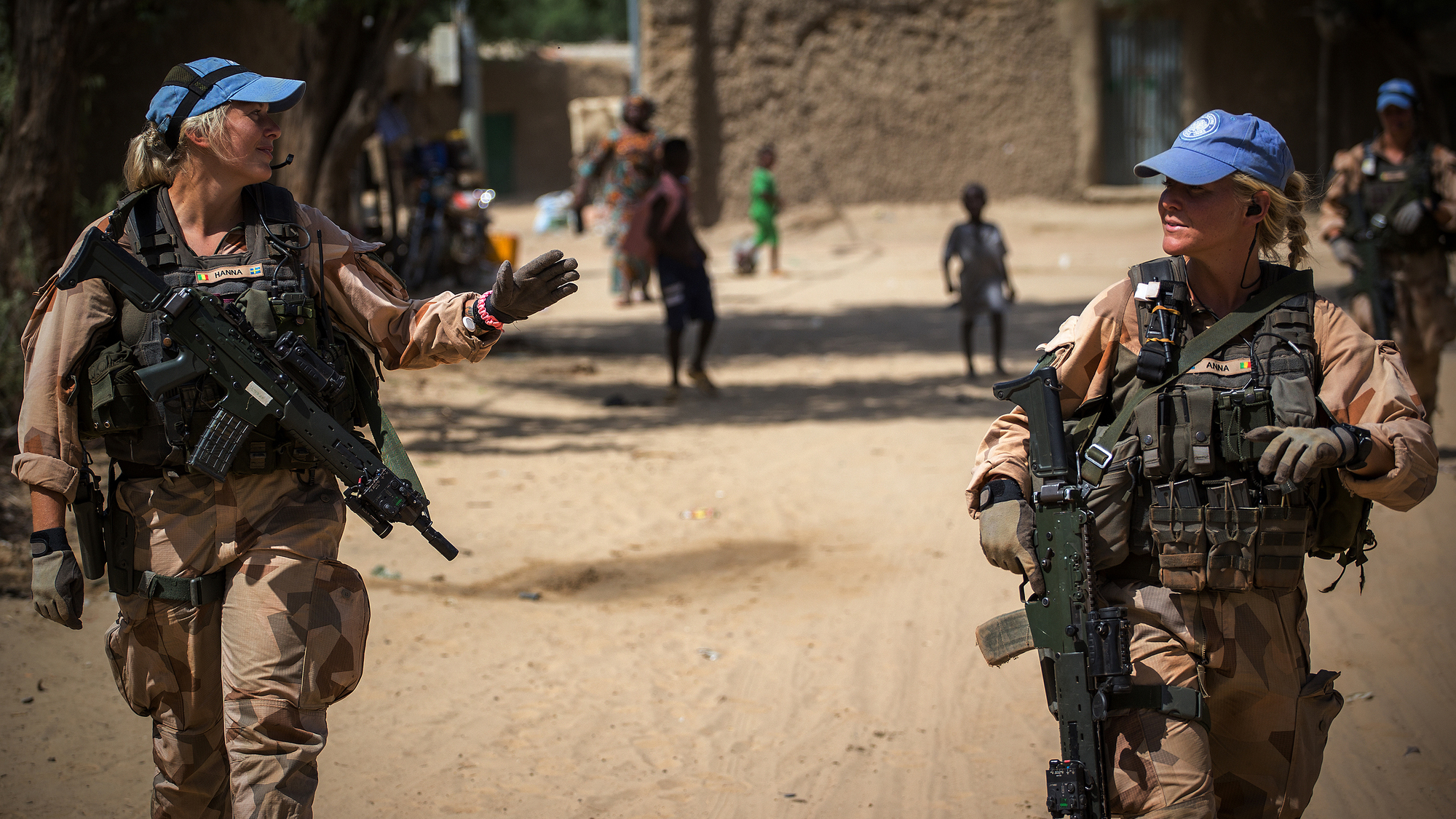 Deux casques bleus de la MINUSMA appartenant au contigent sudoissont en patrouille  Tombouctou, dans le nord du Mali. Vingt-cing femmes ont t dployes en 2018 au sein d'un bataillon de 252 Casques bleus sudois dans ce pays d'Afrique de l'Ouest.