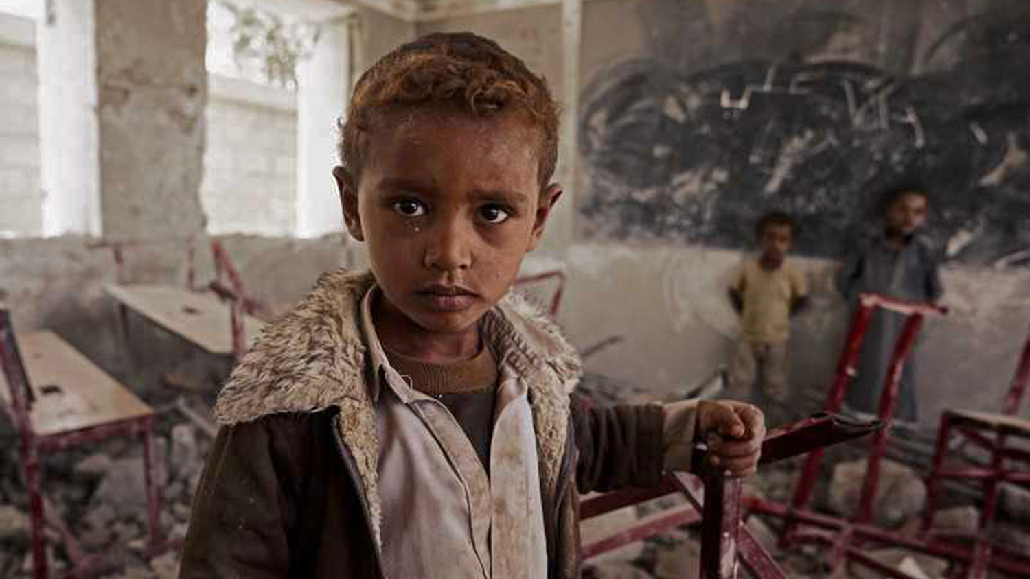 Un enfant au milieu des ruines de la guerre au Ymen.