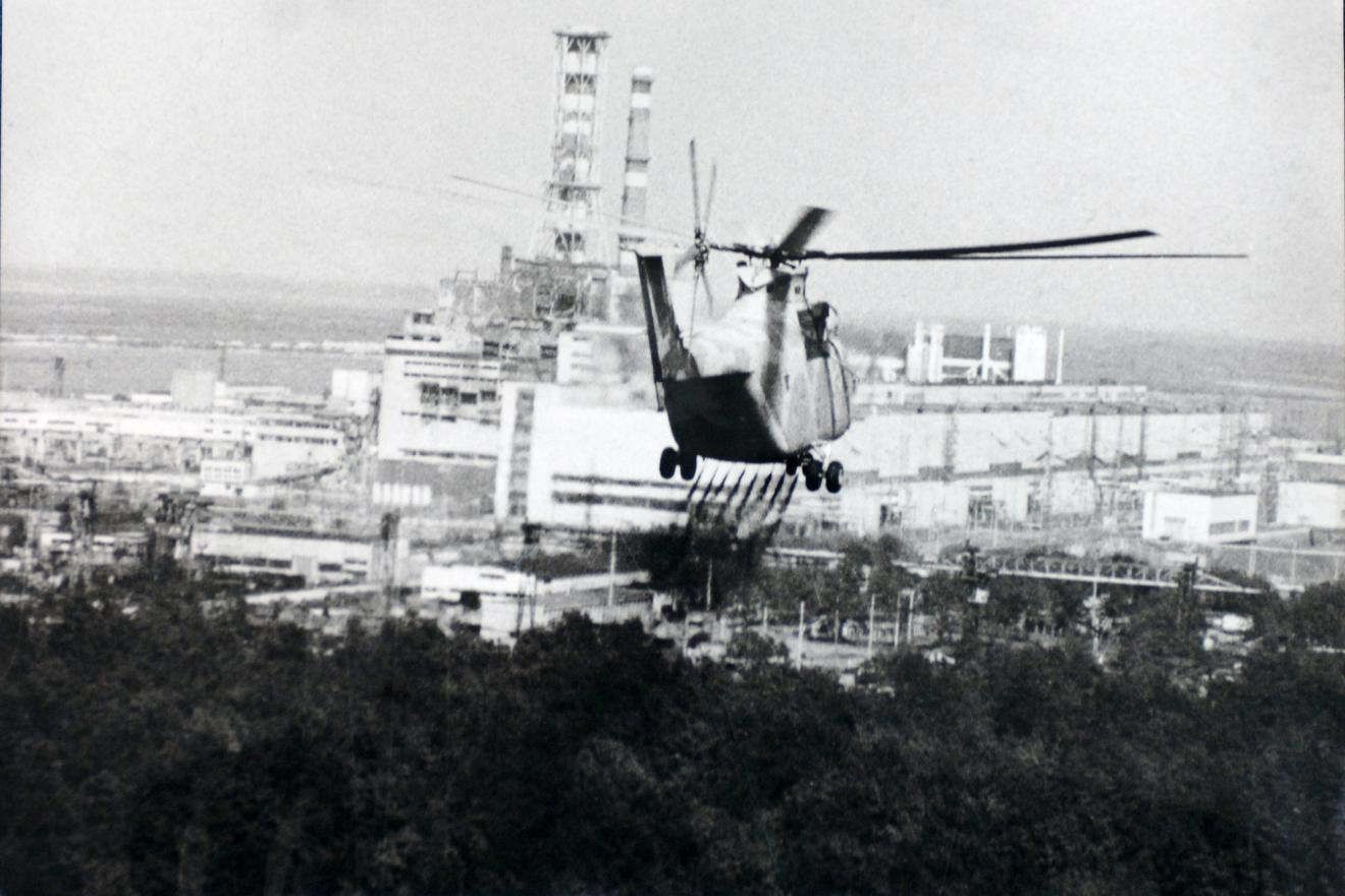 Un helicptero sobrevolando la central nuclear de Chernbil.