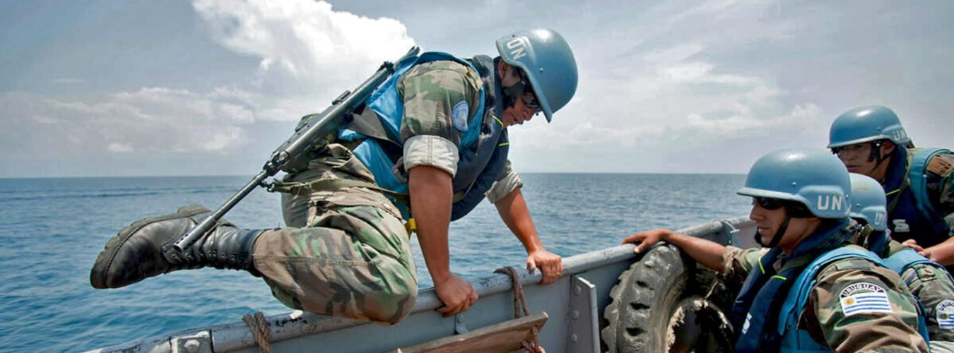 El personal de mantenimiento de la paz de la ONU practica el abordaje de un barco en un lago en la Repblica Democrtica del Congo