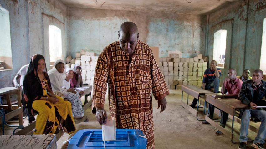 Un hombre votando en un colegio electoral en Mal en 2013.