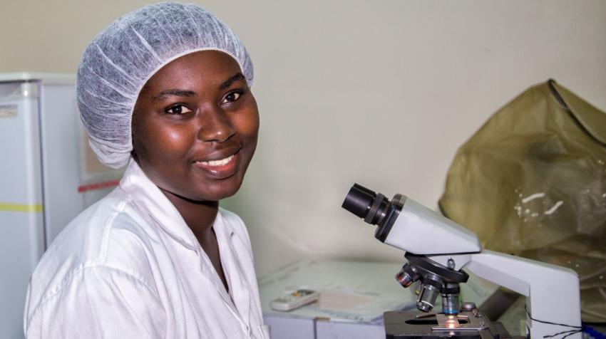  A female staff member working in a laboratory in C?te dIvoire.  