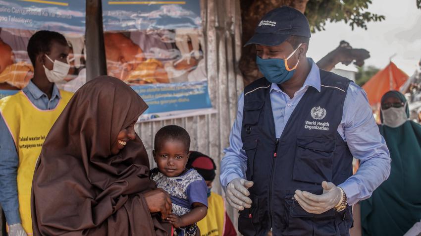 Una ni?a espera ser vacunada en Mogadiscio, Somalia.